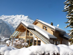 Haus am Wasserfall